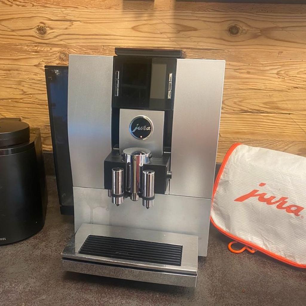 Voll funktionsfähiger Kaffeevollautomat von Jura zu Verkaufen, mit Milchkühlschrank, sehr gepflegt.
letztes Jahr wurde die Brüheinheit revidiert, und alle Dichtungen getauscht