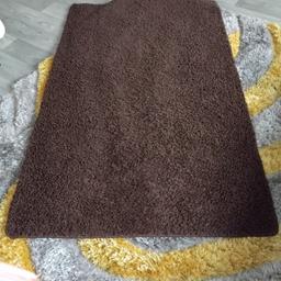 large brown rug non slip 100 ×160 cm 
gets washed in washing machine once a month very good condition selling due to having just laid carpet flooring down had it in hallway can be used anywhere