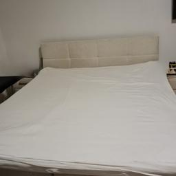 Verkaufe wegen Neuanschaffung mein Schlafzimmerbett mit 2 Kommoden und Topper,sehr wenig benutzt 
Neupreis 2000€
preisVB
