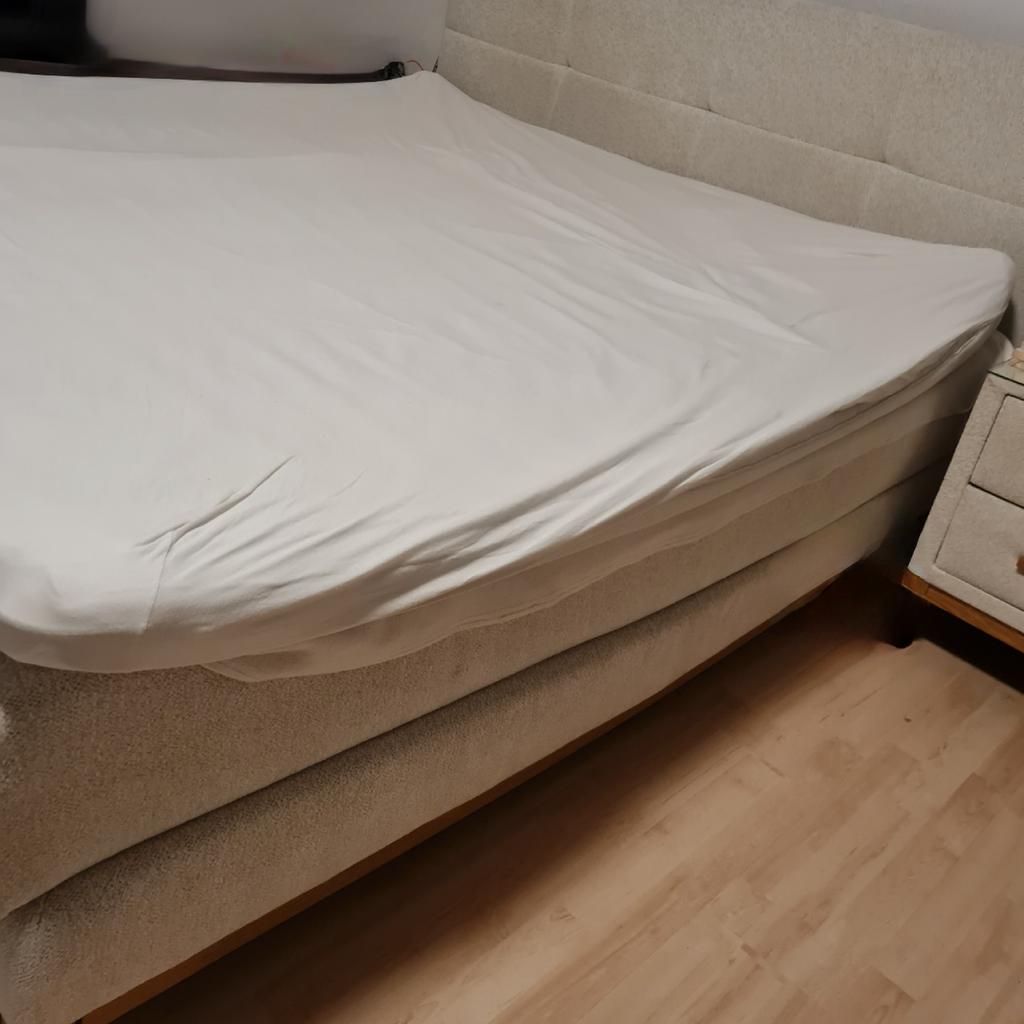 Verkaufe wegen Neuanschaffung mein Schlafzimmerbett mit 2 Kommoden und Topper,sehr wenig benutzt
Neupreis 2000€
preisVB