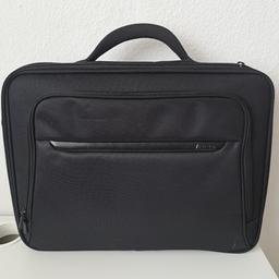 Laptoptasche der Marke Hama
Außenmaß: 42,5×7,0×37cm
Geeignet für Laptops bis 15,6 Zoll

Tasche kann durch Abteilung (siehe Bild) verkleinert und der Laptop mittels Band fixiert werden.

Ideal zum Verstauen von zusätzlichen Sachen - dafür sind 3 Innenfächer vorhanden. Zudem bietet die Tasche ein Außenfach - dort können Maus, Mauspad oder andere Dinge aufbewahrt werden.

Tasche wurde nur 1x verwendet