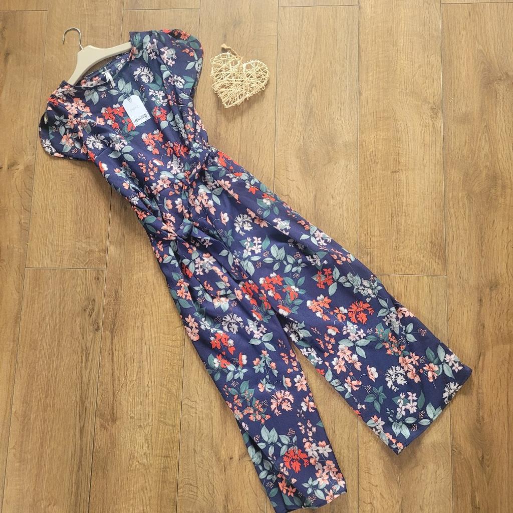 £13
11-12 years
Next
Floral jumpsuit
New with tag's
Polyester
Elastane

#next #nextjumpsuit #floraljumpsuit #floral #jumpsuit