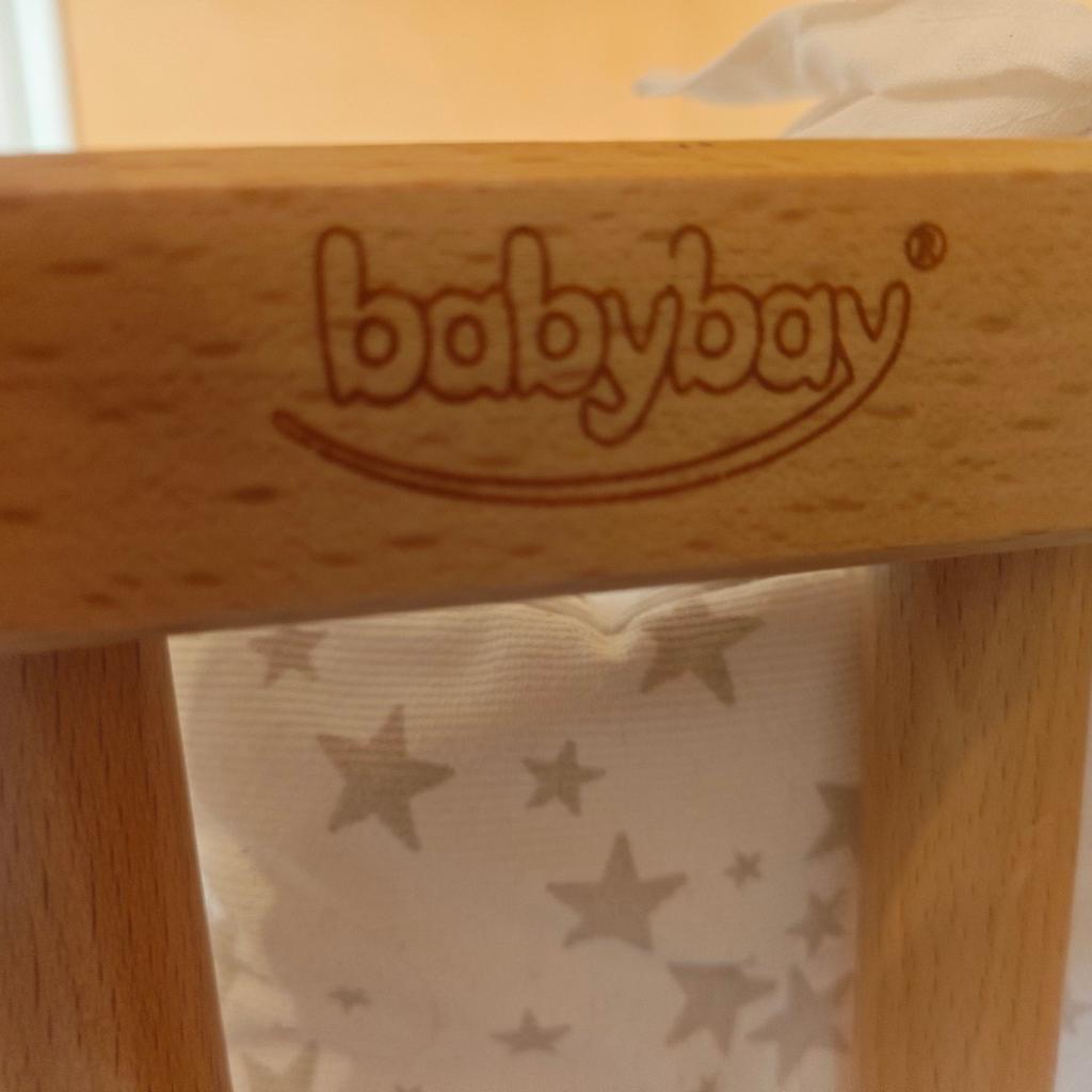 Ich verkaufe unser Babybay Maxi mit original Umrandung von Babybay.
Das Beistellbett weißt kleine Gebrauchsspuren aus, ist aber ansonsten in einem Top Zustand.