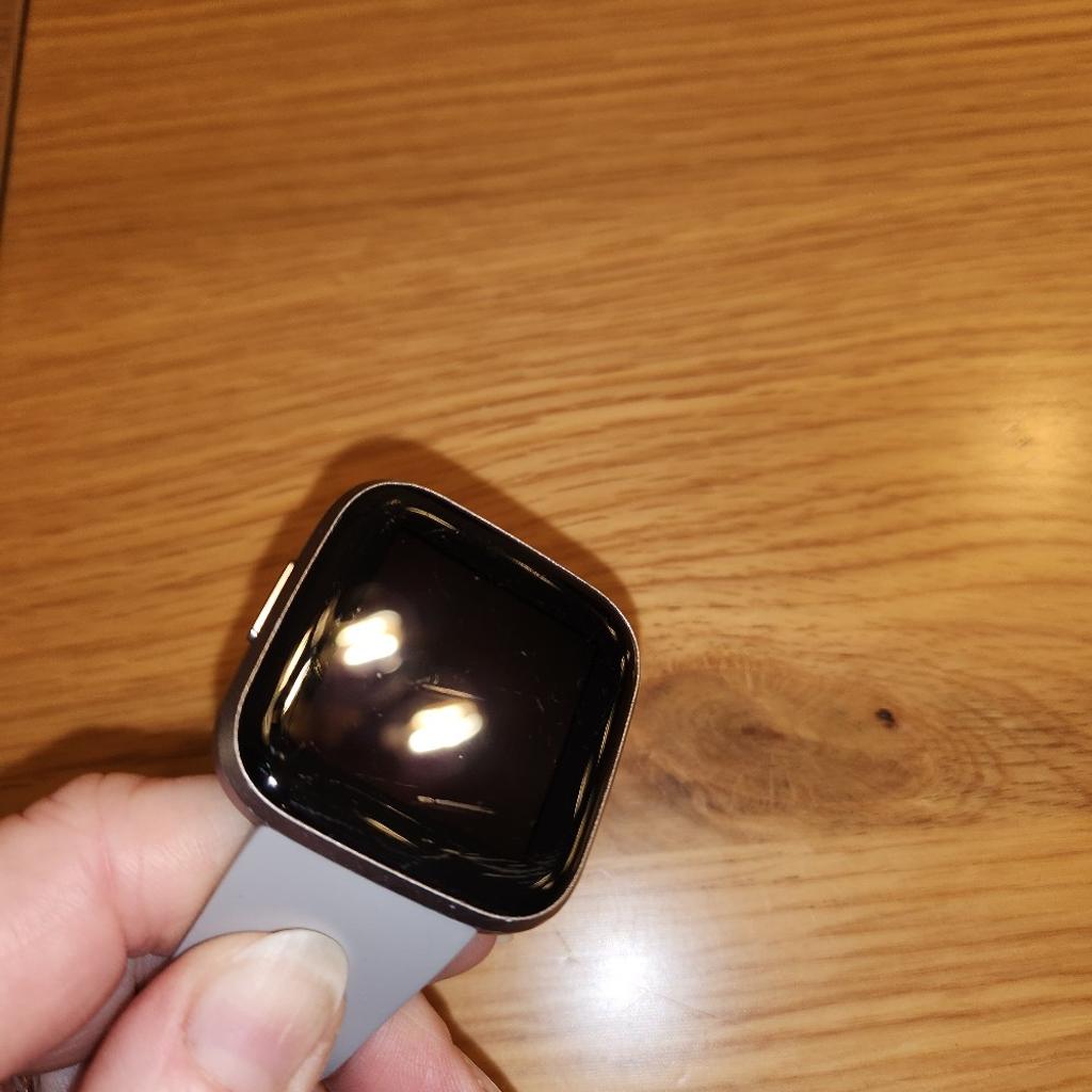 Smartwatch mit Zubehör inkl OVP
Kratzer vorhanden, siehe Foto
funktioniert einwandfrei