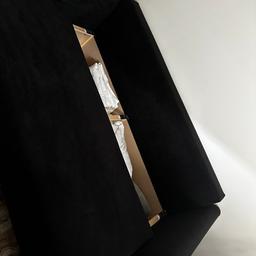 Ich verkaufe ein sehr gut erhaltenes Schlafsofa in schwarz mit Bronze Farbigen Füßen. Breite: 220 cm ausgefahren ( in Schlaffunktion) 140 cm
Inkl. 2 Kissen und Staufunktion