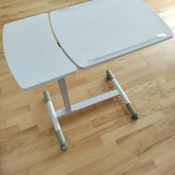 Der Tisch ist höhenverstellbar und die Tischplatte lässt sich neigen.

Länge: 70 cm
Breite: 40 cm (Tischbeine 47 cm)
Höhe: 65 cm - 88,5 cm
