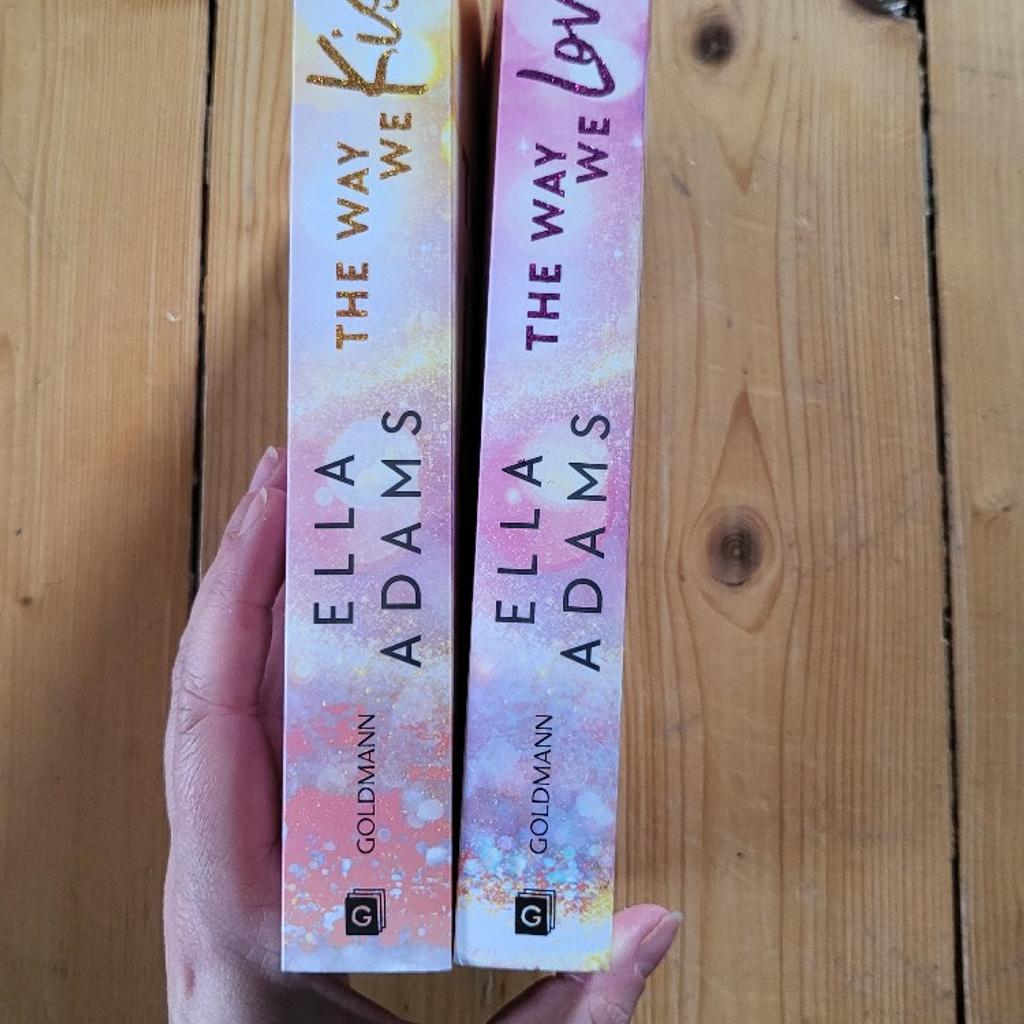 Band 1: The way we kiss
Band 2: The way we love

Beide Bücher wurden vorsichtig gelesen und befinden sich in einem sehr guten Zustand. Verkauf nur zusammen. Preis für beide zusammen. Kein PayPal. Kein Tausch.