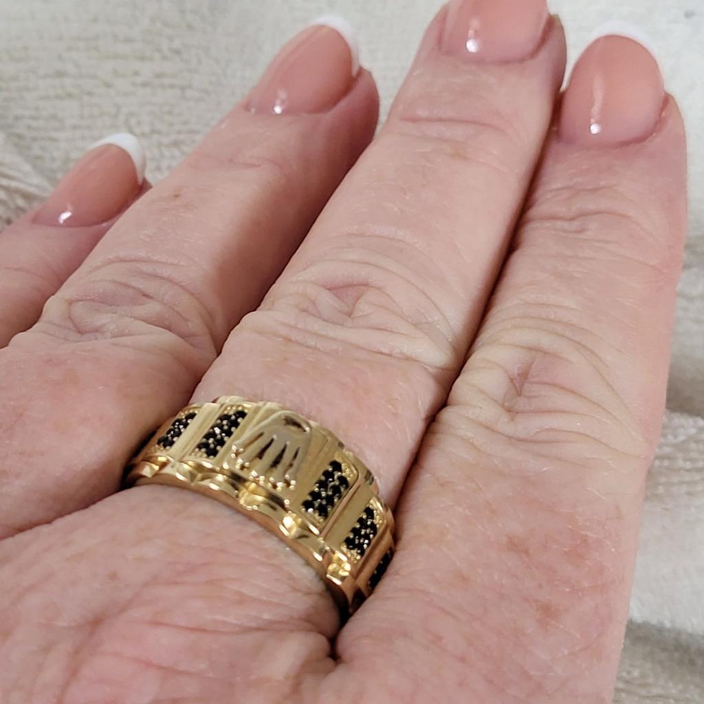 Verkauf einen 585er Gelbgold Ring mit Steinen und Krone 👑
Der Ring ist gepunzt mit 585 und Ultraschall gereinigt.
Größe: 21 (66) mm
Gewicht: 4,70 gramm
Da ich privat Verkauf gebe ich keine Garantie sowie Gewährleistung und Rückgabe schließe ich aus.