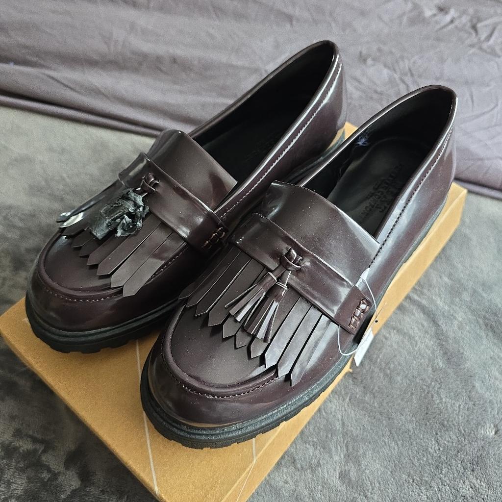 BRAND NEW NEXT LOAFERS WITH CHUNKY SOLE.
SIZE 6
VERY RICH DARK WINE/BERRY/BURGUNDY COLOUR. MAKES A NICE CHANGE FROM BLACK!