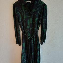 schönes grünes Maxi Kleid mit print
Langarm ,mit 2 Seiten Taschen 
Von Zara
