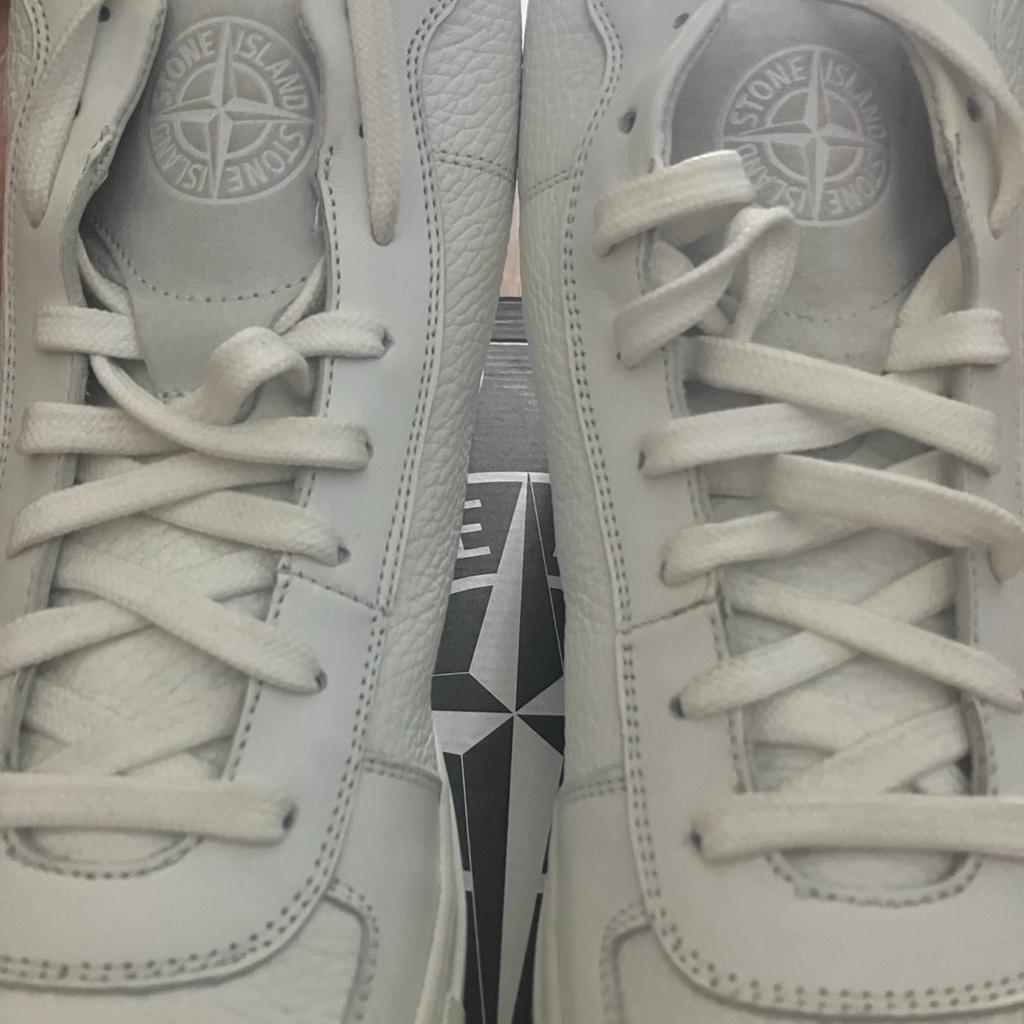 *White
*Leather upper

Stone Island Mens low profile lace up leather trainers 👟 featuring Stone Island branded logos to the tung & back heel, used in good condition no rips holes or scuffs & sold exactly as seen in pictures, 100% original.

Pick up en8/n17

Free Royal Mail next day postage🚚

Help build our 5⭐️feedbacks and we will give you 5⭐️good buyer feedback.

Check out our other items,

Happy buying😊