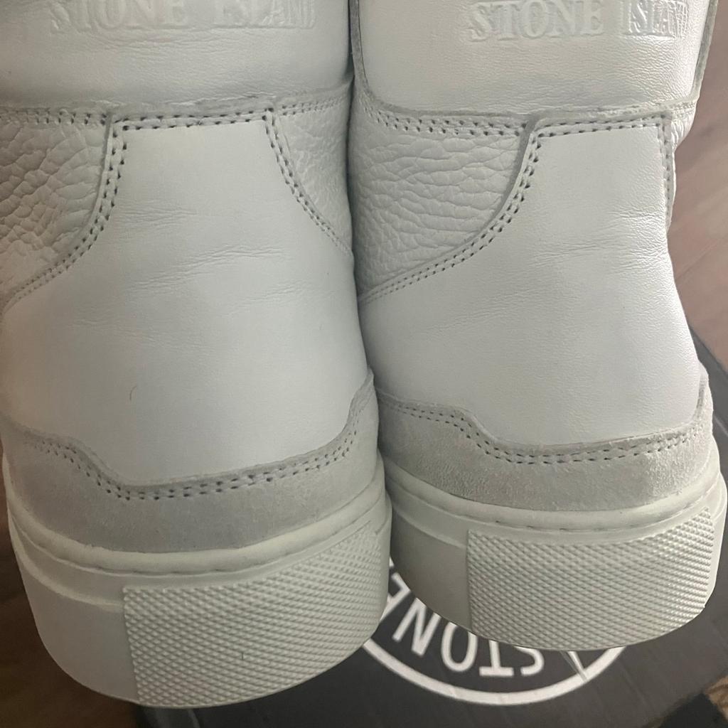 *White
*Leather upper

Stone Island Mens low profile lace up leather trainers 👟 featuring Stone Island branded logos to the tung & back heel, used in good condition no rips holes or scuffs & sold exactly as seen in pictures, 100% original.

Pick up en8/n17

Free Royal Mail next day postage🚚

Help build our 5⭐️feedbacks and we will give you 5⭐️good buyer feedback.

Check out our other items,

Happy buying😊