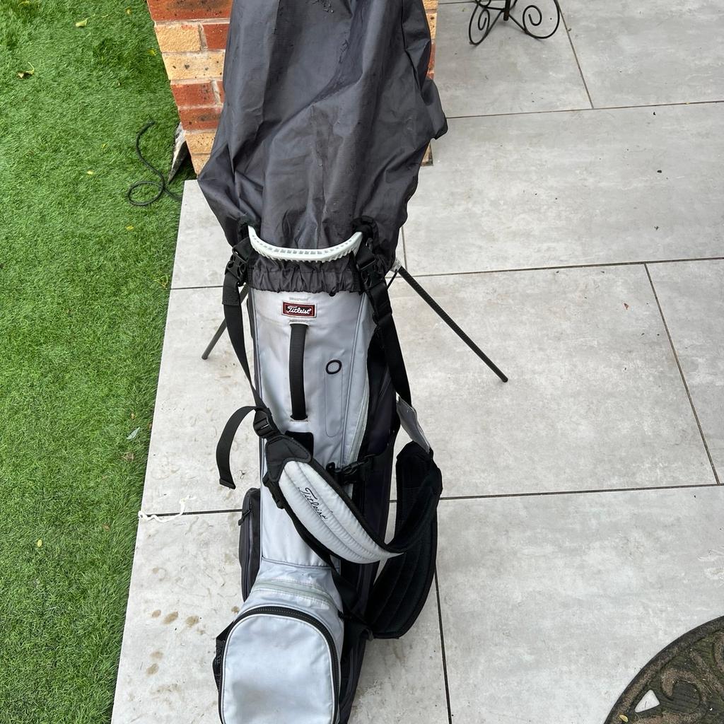 Titliest stand bag
Fully water proof
Comes with water proof cover
Light weight
4 club slots that can fit up to 14 clubs
Great condition