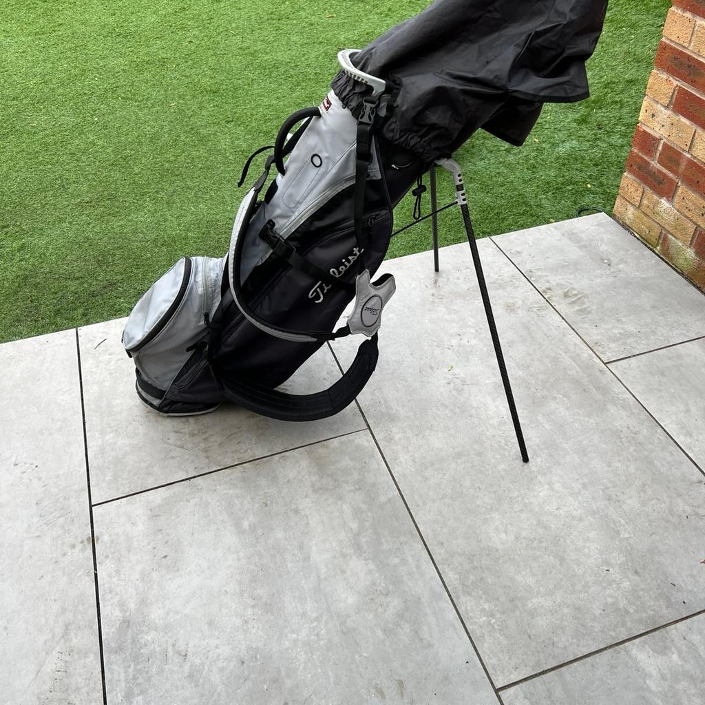 Titliest stand bag
Fully water proof
Comes with water proof cover
Light weight
4 club slots that can fit up to 14 clubs
Great condition