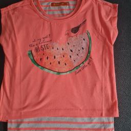 Hier wird ein tolles Doppelshirt von Staccato verkauft.
Farbe : Pfirsich 

Die Shirts werden übereinander getragen im Lagenlook, können aber auch einzeln getragen.

Versand für 1,60€