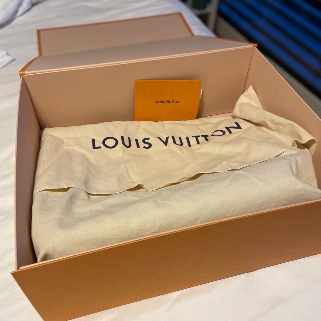 Louis Vuitton Tasche Graceful MM in beige
Nur wenige Male getragen
Zustand ist wie neu, ohne Makel
gekauft in Zürich 2021
Originale Verpackung und Rechnung vorhanden
Neupreis 1550 €