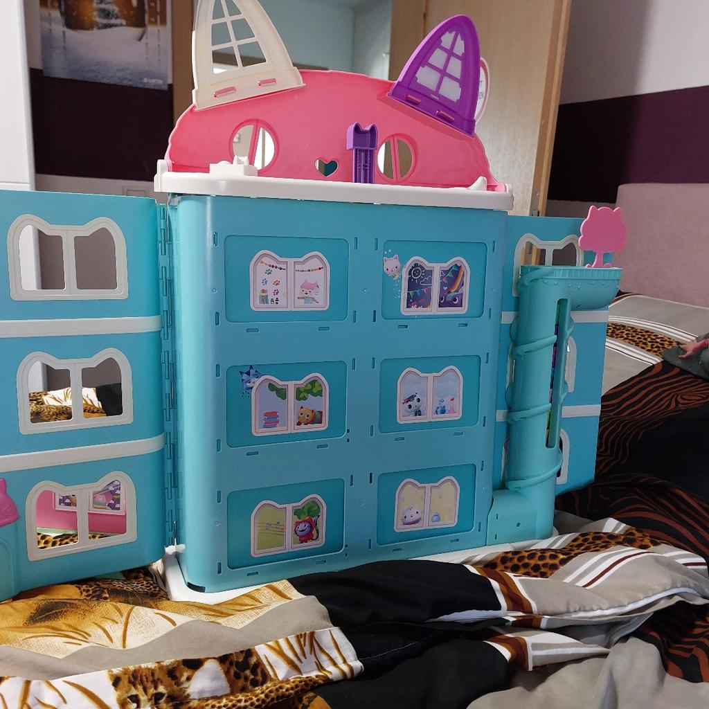 verkaufe hier ein sehr selten genutztes gabys dollhaus mit viel Zubehör
Meine Tochter hat 2mal damit gespielt
Ab 3 Jahre
Nur Abholung