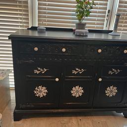 Beautiful vintage sideboard loving painted in fusion cast iron with white features, I have enjoyed restoring this and would love to see it go to a new home size w 4ft 2ins, h 2ft 10ins d1ft 7ins
Size w 124cm h 87cm d 48 cm
