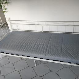 Länge ca. 95 cm Breite ca. 205 cm. Matratzengröße 90x200 m.
Matratze von Ikea inklusive.
Das Bett hat kleine Gebrauchsspuren, leider ist eine kleine Dekorstange etwas verbogen siehe Foto. Das Bett wurde nur als Gästebett benutzt.