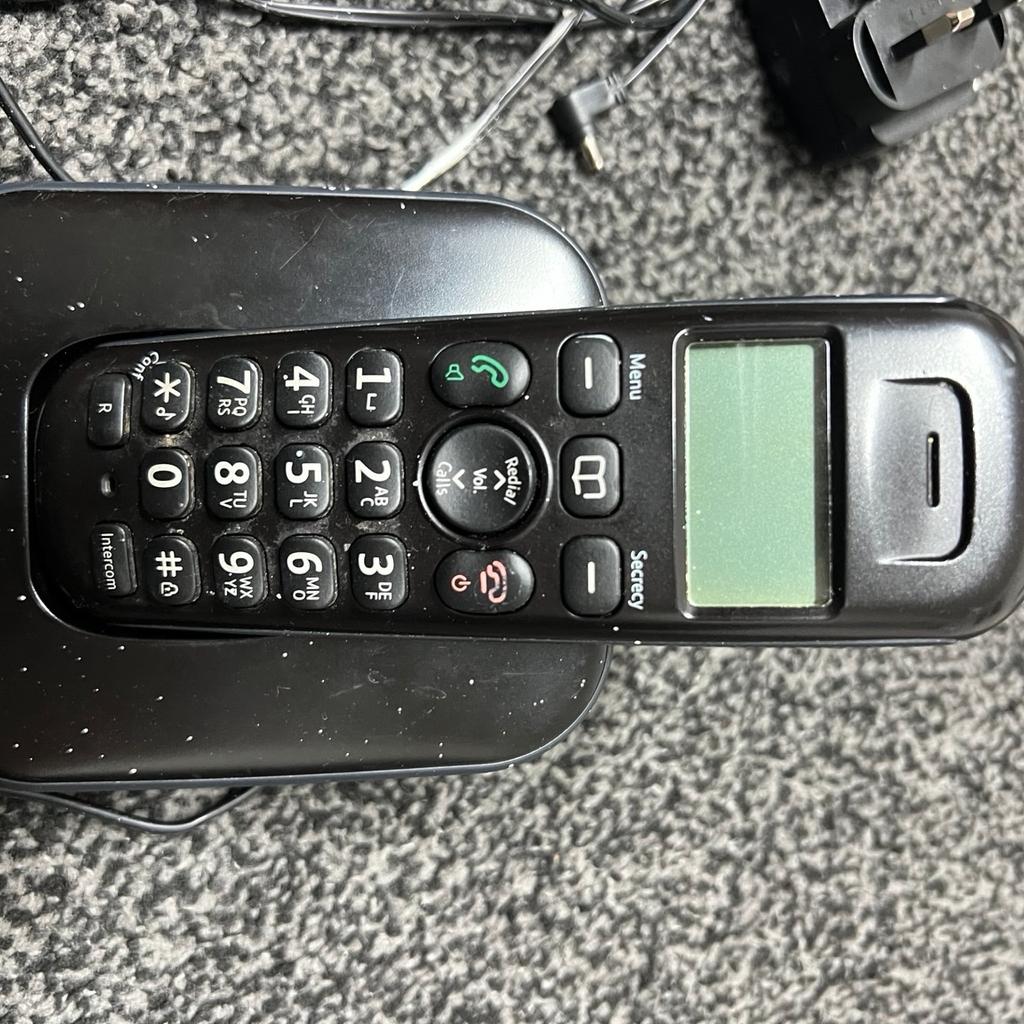 Bt studio plus everyday cordless phone, works in excellent condition got a few paint marks on it but can be removed if wiped.