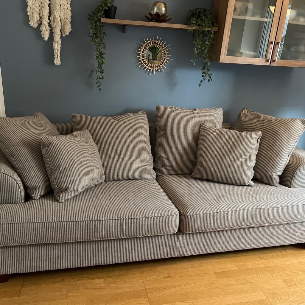 Das Sofa ist sehr bequem hat allerdings ein paar Gebrauchsspuren und Flecken. Bitte nur zum abholen.

Maße: 2,30m lang x 1m breit
