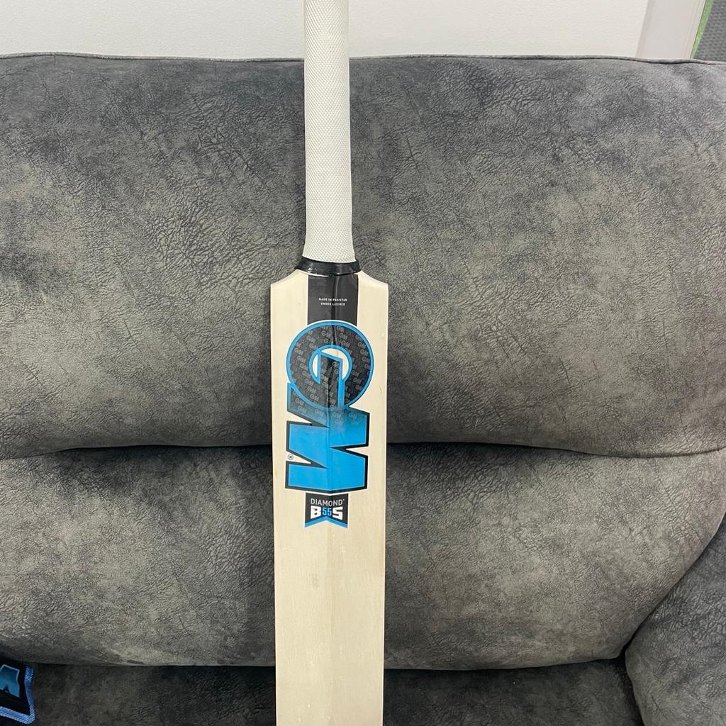 GM cricket bat size 3
1 diamond bat
4 stumps
1 bail
1 ball
Brand new
