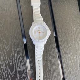 Ice Watch, weiß, in sehr gutem getragenen Zustand, weißes Armband, keine Kratzer. Da die Uhr länger nicht getragen wurde, wird eine neue Batterie benötigt.