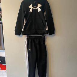 Age 3-4 years 
Excellent condition 
Hooded jacket 
Elasticated waist 
Machine washable 

Lots more items 0-13 years 
Ladies size 4-20
Mens small, medium, large, xl, xxl
Clothing, toys, books, dvds, games etc
Bundle discount on
Items from £1




#underarmour #age3to4years #tracksuit #boystracksuit #designerwear #preschool #black #white