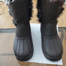 trespass women's brace snow boots, waterproof fleece lined insulated boots warn a couple of times.