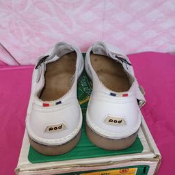 White vintage mary jane Pod leather shoes.
VGC.