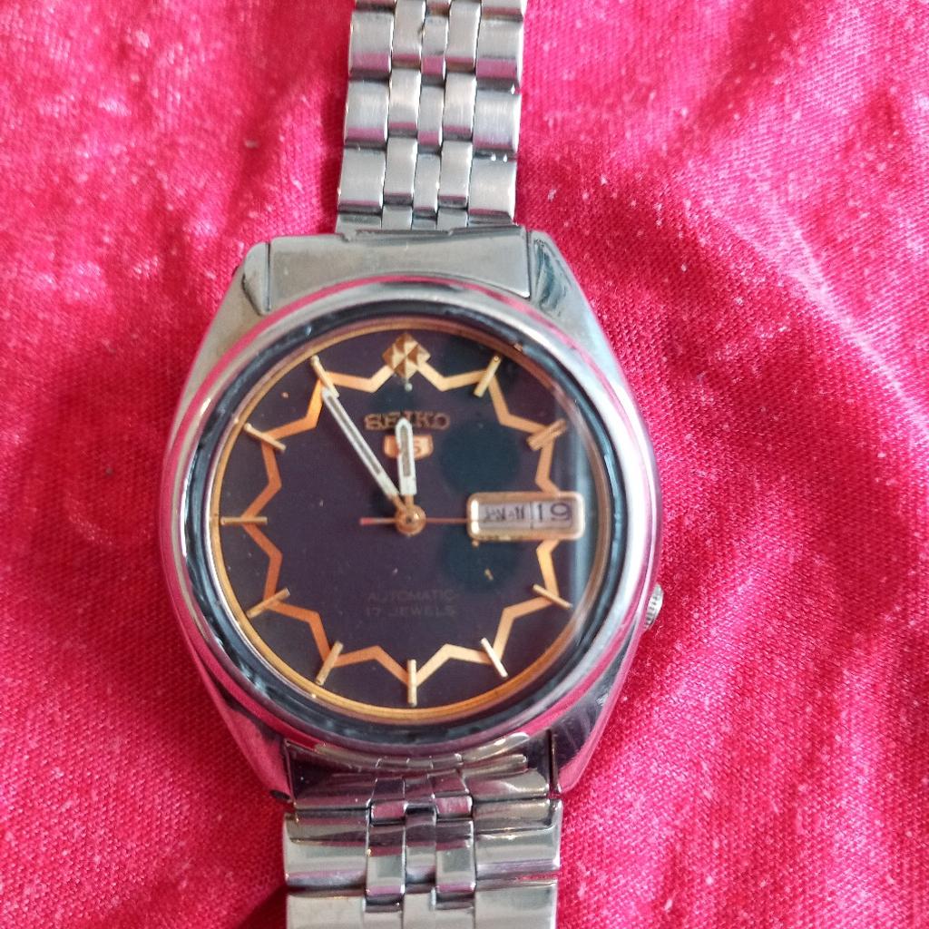 Used in a v good condition
Black dial with golden numbers
17 jewels
Extremely beautiful and eye catching look
Date and day on display but for me difficult to change it
Water resistant
Japan KY
7009-3131 A2
364772
Stainless Steel strap, case and bezel
Could deliver locally at fuel charges or collect from my home
For further queries call
07732141935
07301227582