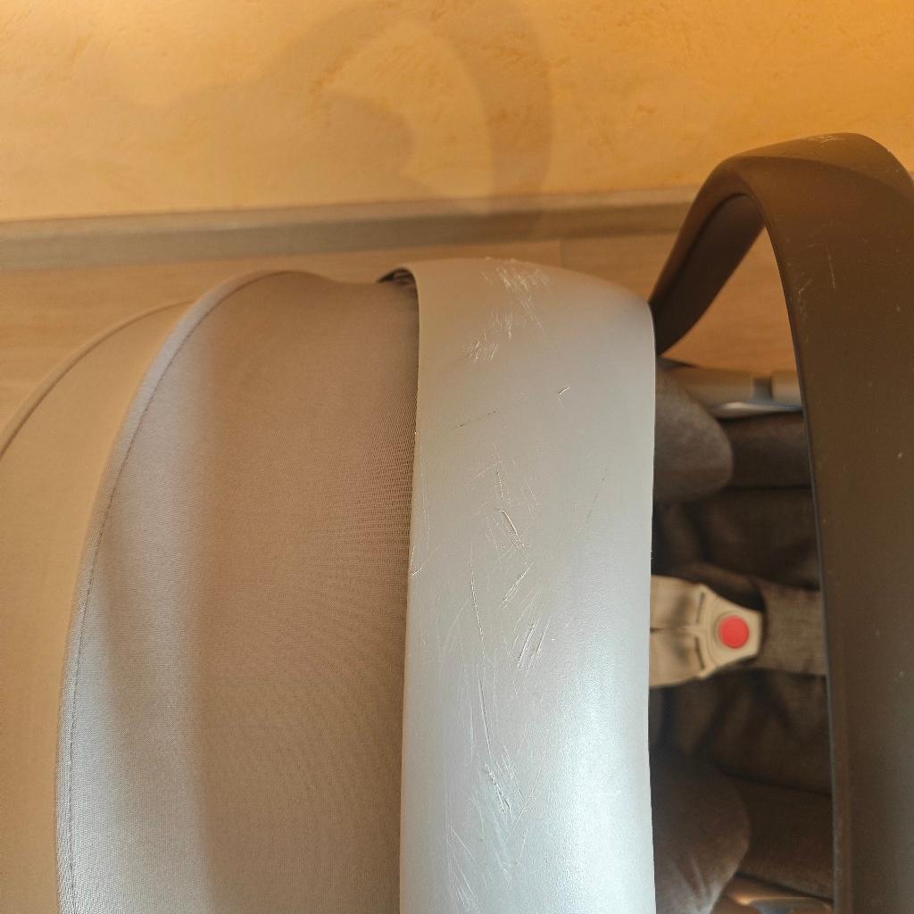 Wir verkaufen unsere Cybex Cloud Z Babyschale.
Der Sitz ist unfallfrei, hat aber die üblichen Gebrauchsspuren am Plastik des Sonnenverdecks (siehe Bilder). Außerdem ist noch eine Einschlagdecke von Voksi mit dabei.

Der Sitz kann in Liegeposition gebracht werden
Der Newborn-Einsatz herausnehmbar und die Kopfstütze ist verstellbar
Das Sonnendach hat USF50+
Die Sitzbezüge bestehen aus Stoff in „Plus-Qualität“. Sie sind somit strapazierfähiger und waschbar
Die Babyschale ist von Geburt bis 13kg/24Mon./87cm geeignet.

Der Sitz kann gerne vor Kauf besichtigt werden.

Privatverkauf, daher leider keine Garantie oder Rücknahme möglich.
