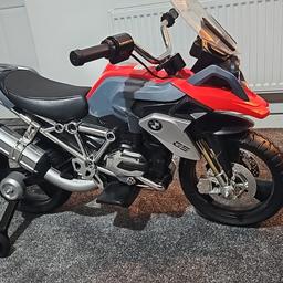 1x BMW 12V Motorcycle Ride On
Multi-directional steering and stabilisers
Operated by a twist handle
Working LED headlights
Run time: 1-2 hours
Charge time: 8 -12 hours
Top speed: 2.5 mphh
Maximum user weight: 35kg
Dimensions: 104L x 58W x 69Hcm
Batteries required: 1x 12V (included)