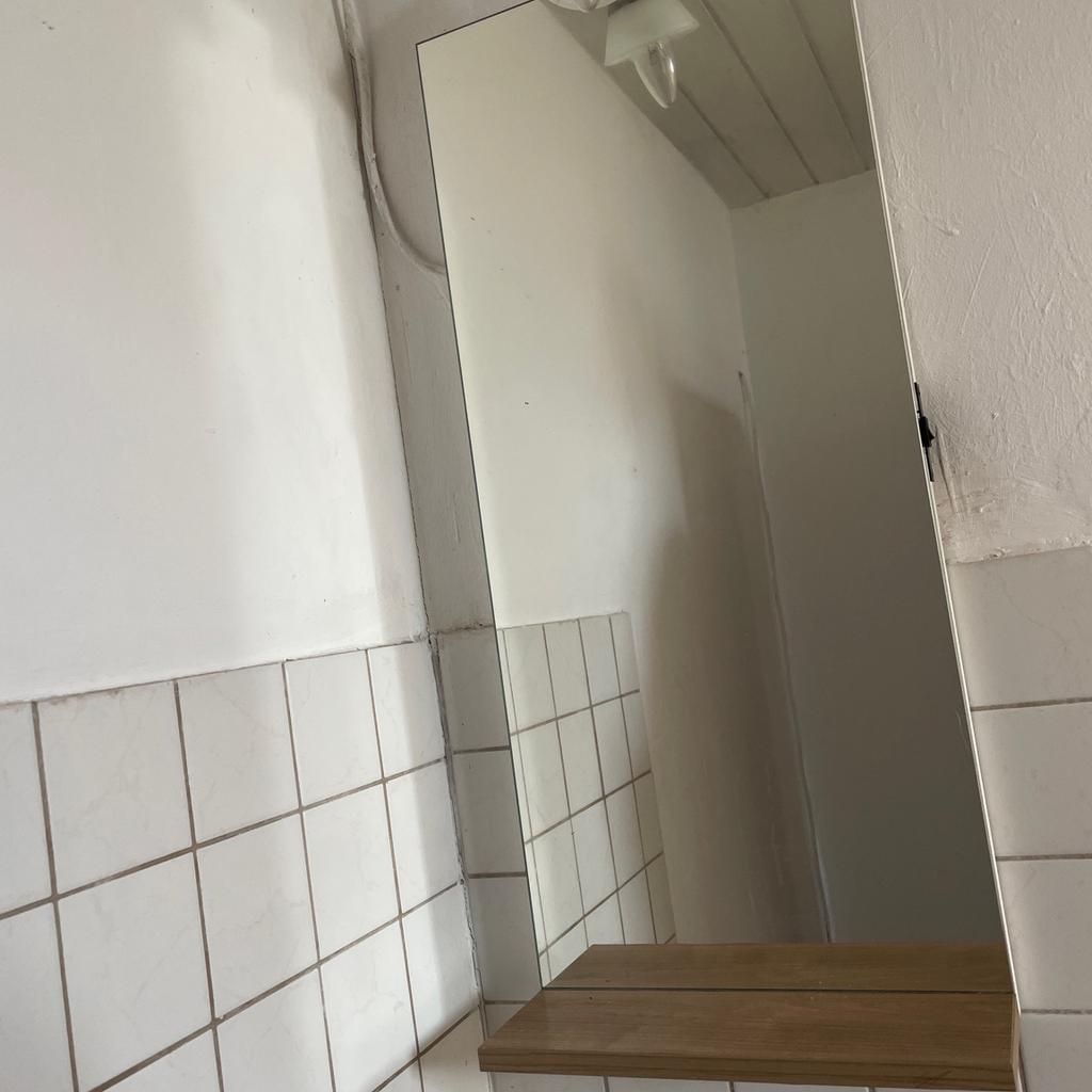 Badezimmerspiegel
inkl Lampe und Abstellbereich