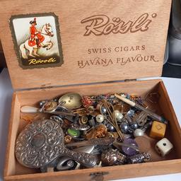 Box of vintage collectables
See all the images for details. Vintage box included. Fabulous lot. Combined post available.
