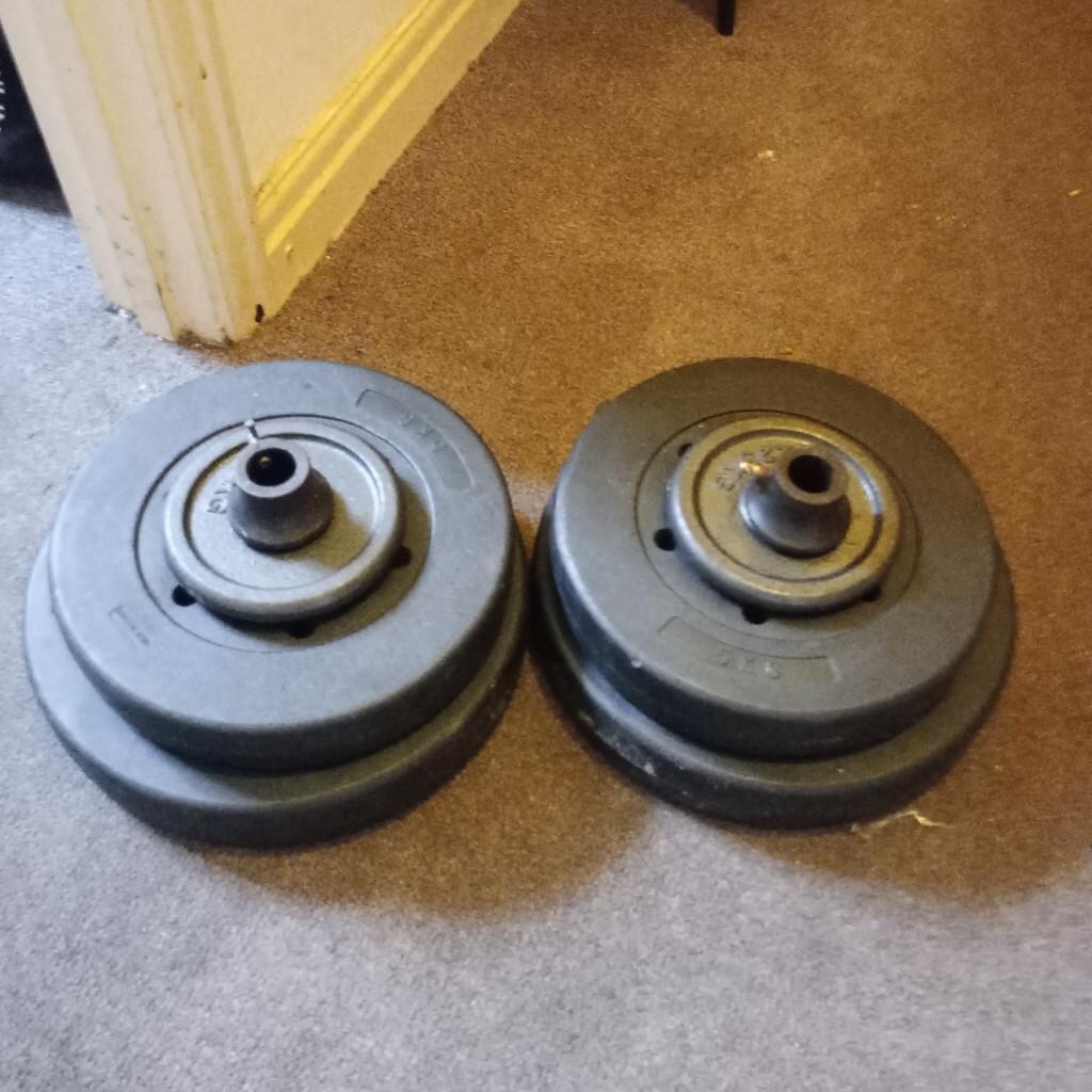 there's 2 × 7.5kg 2 × 5kg 2 × 1.5kg round weights with a pair of locks keep in place pick up only from wa103jq please just ring if your interested 07495600950 tony on canal st.