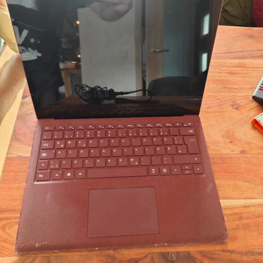 Verkaufe einen Microsoft Surface Laptop 1. Generation
Verbaut ist der i7 Prozessor, 256GB Speicher sowie 8GB RAM
Die Farbe ist Bordeaux Rot
Eine kleine Delle hat er außen am Deckel sowie Abnutzungen des Leders (Tastatur - siehe Bilder)

Beim Laptop wurde der Akku getauscht da dieser aufgebläht war
Mit dabei ist das Ladekabel, welches an einigen Stellen schon mit isolierband geflickt wurde sowie eine Tasche und der originale Stift

Auf Funktion getestet und mir wäre nichts aufgefallen
keine Rückn