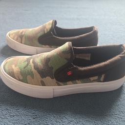 DC canvas shoes - hardly worn at all due to growth spurt.

size UK 6

possible delivery