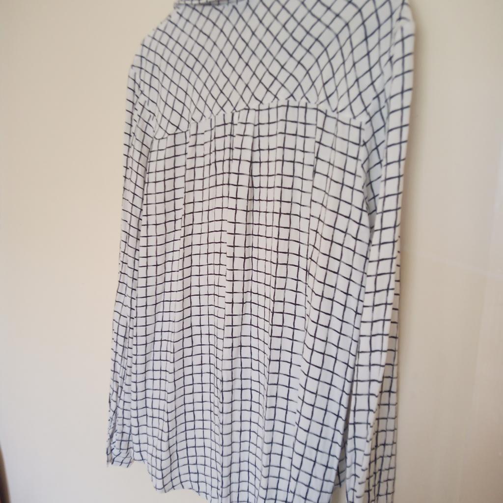 Lightweight blouse from TOPSHOP. Hip length at the front, longer at the back, collar, one front pocket. Please see my profile for other available items.