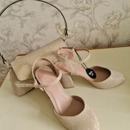 New Look Gold Sandals ' wide fit'

Block Heel

Uk Size 6

Matching Handbag - Primark