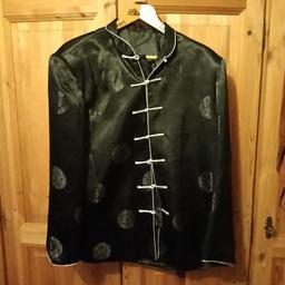 Traditionelle chinesische Tang Seiden Jacke in gr 42-44 in China gekauft.Wurde leider nur 1x getragen.Farbe schwarz/silber.Für Herren