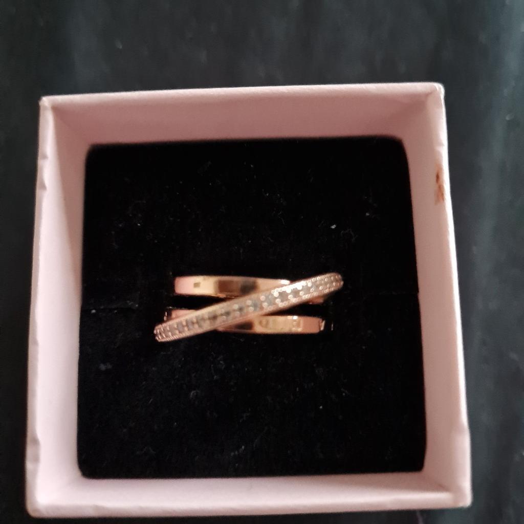rose gold pandora cross over ring size 54 brand new never worn comes with box 60 ono
