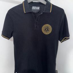 RRP-£150+ - not a common shirt

Worn a handful of times, taken good care of✅

0 damage, refer to photos, just some fluff that can be removed with roller✅

#versace #versacepolo #polo #poloshirt #designer