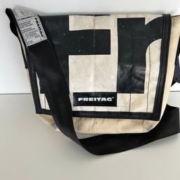 Verkaufe kleine Freitag Messengerbag mit den Massen 27x22x9cm in der Farbe rohweiss/ beige.
Gebrauchsspuren und Abnützungen sichtbar