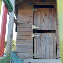 Kinderstelzenhaus, mit dazu gebauter Terrasse, Rutsche mit leichtem Riß, Dach gehört repariert

Selbstabbau

Hat auch einen Fensterladen zum Öffnen, das man am Foto nicht sieht (im Winter zugemacht)