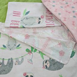Single reversible Sloth duvet cover & pillowcase from Dunelm 
including fleece throw covered in hearts
clean smoke free home
in fabulous condition
collection from B62 B63 or DY5