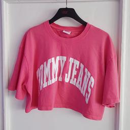 Wie neu
Tommy Hilfiger Damen Cropped Shirt
Größe L oversize geschnitten passt auch bei XL
pink mit großen Logo