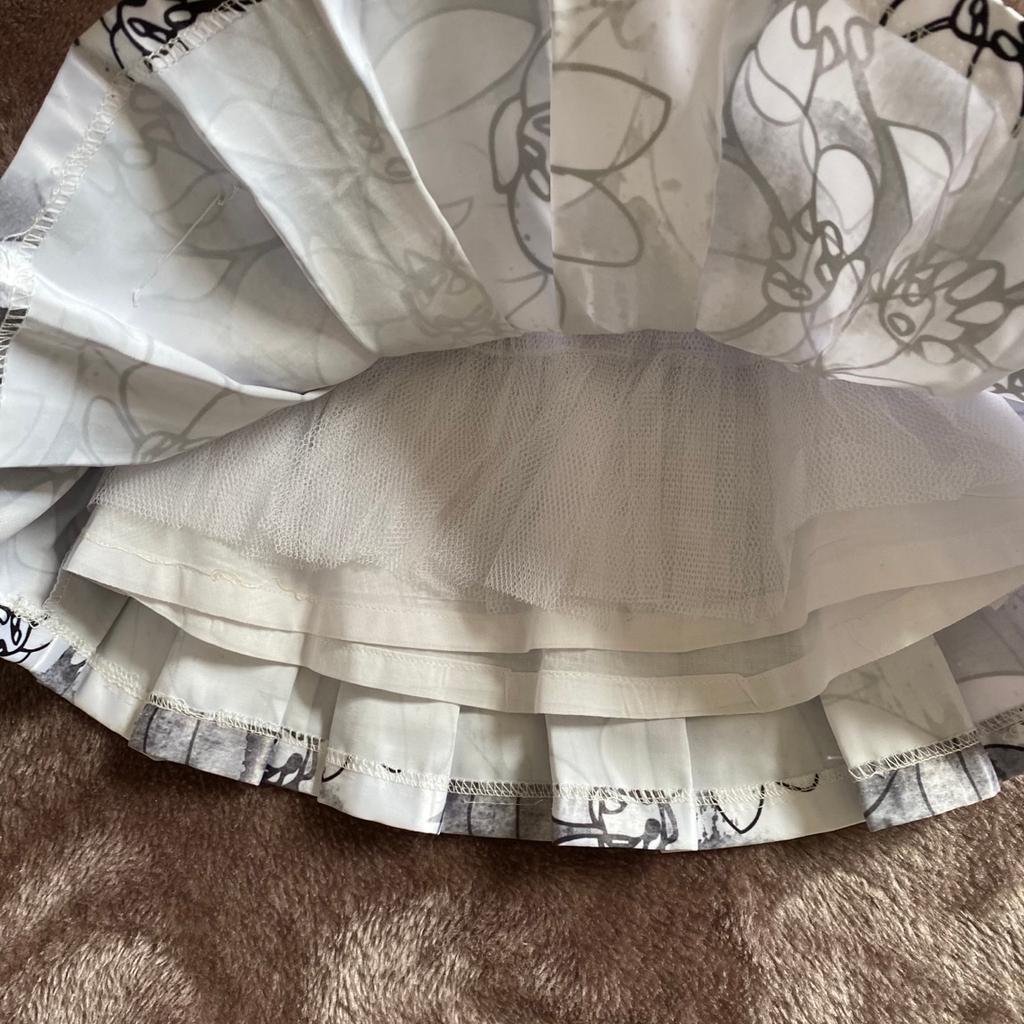 Baby Girl party wear 2 pc dress with skirt
Brand new
Size 6-9 months
Very pretty skirt
Can wear for any occasion
Smoke pet free home
Collection from b12 or postage xtra