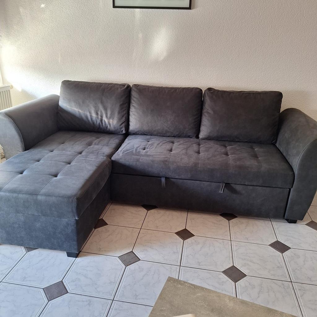 Ich verkaufe ein schönes Sofa 2 m lang und 1,32 breit mit Schlaffunktion und Bettkasten.