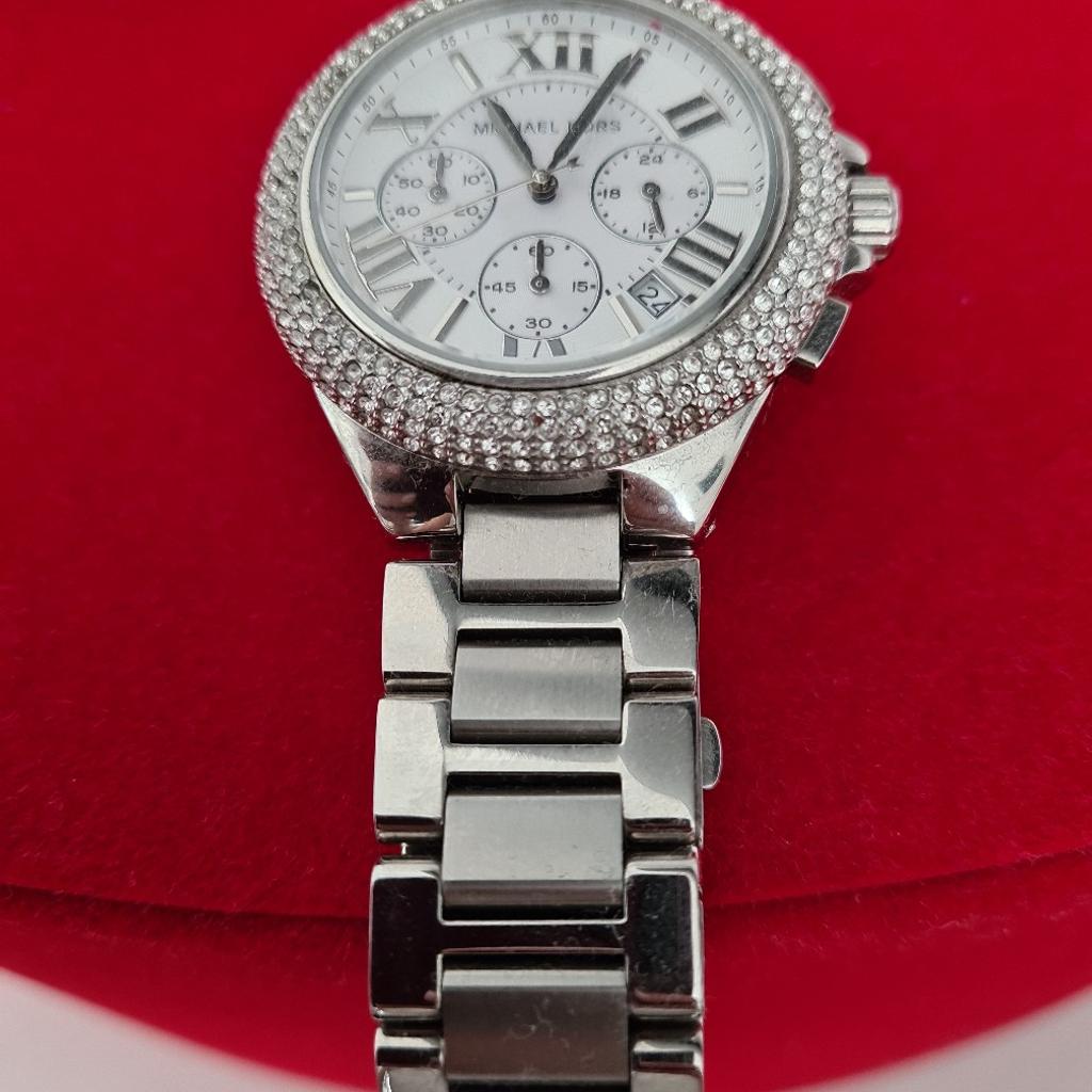 Verkaufe eine Michael kors Uhr in Silber mit strasssteinchen in original Verpackung